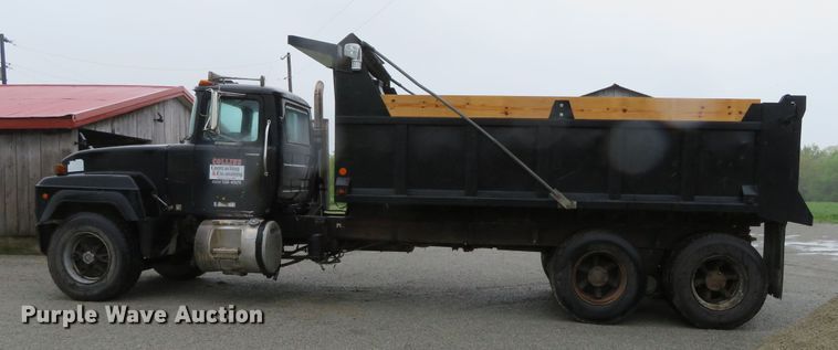 image for item DN7975 1992 Mack RD690S  dump truck