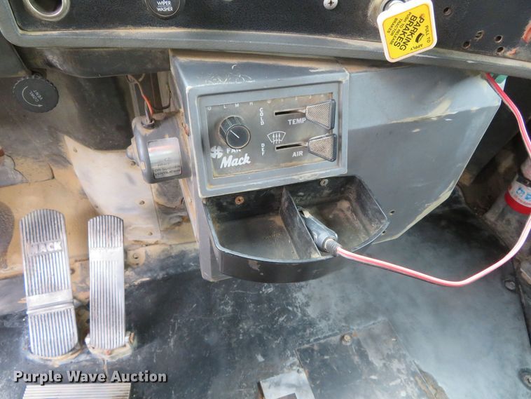 image for item DN7975 1992 Mack RD690S  dump truck