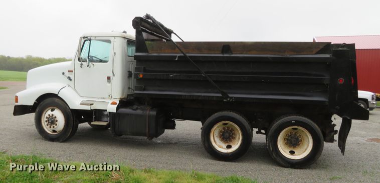 image for item DN7976 1989 International 8300  dump truck