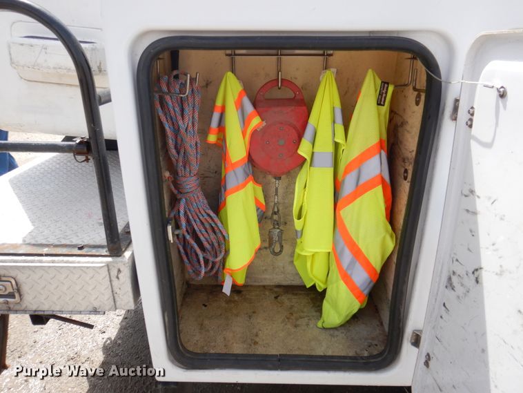 image for item DP5437 2013 Ford F550 Super Duty  bucket truck