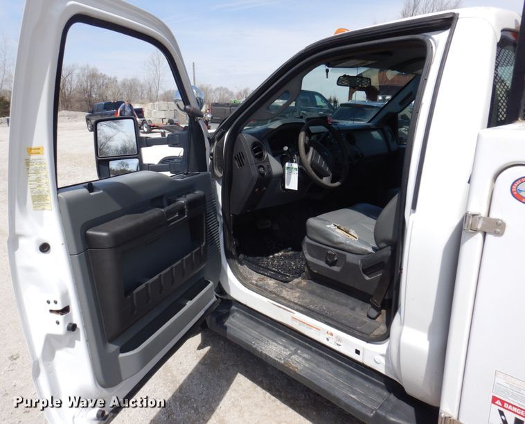 image for item DP5437 2013 Ford F550 Super Duty  bucket truck