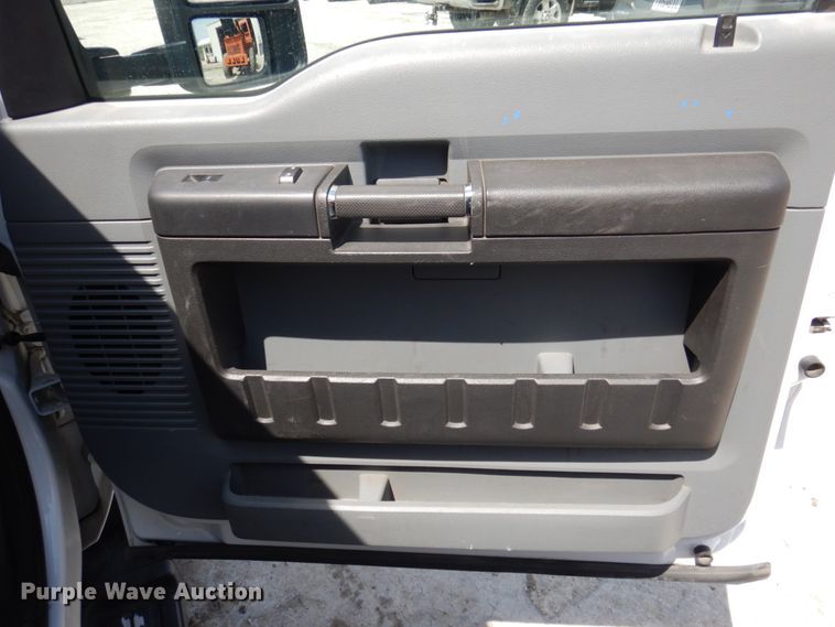 image for item DP5437 2013 Ford F550 Super Duty  bucket truck