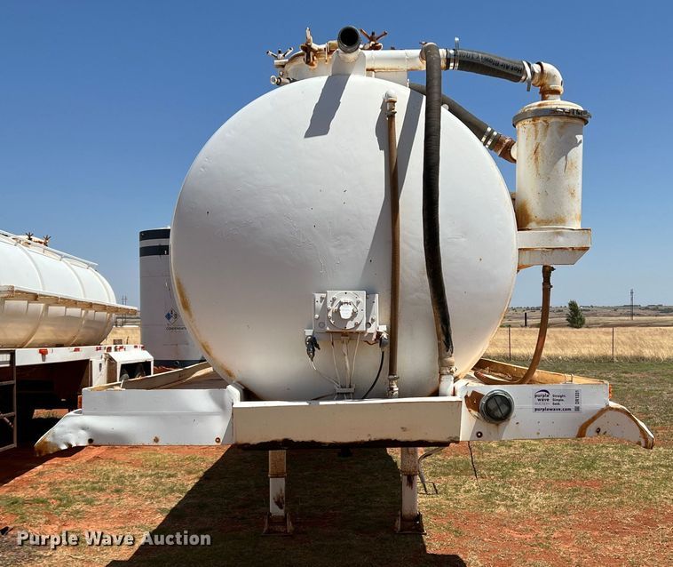 image for item DR1331 2004 SFI  tank trailer