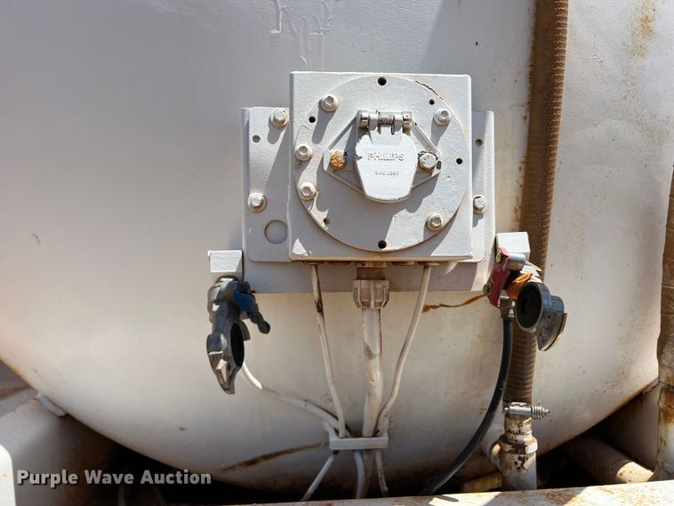 image for item DR1331 2004 SFI  tank trailer