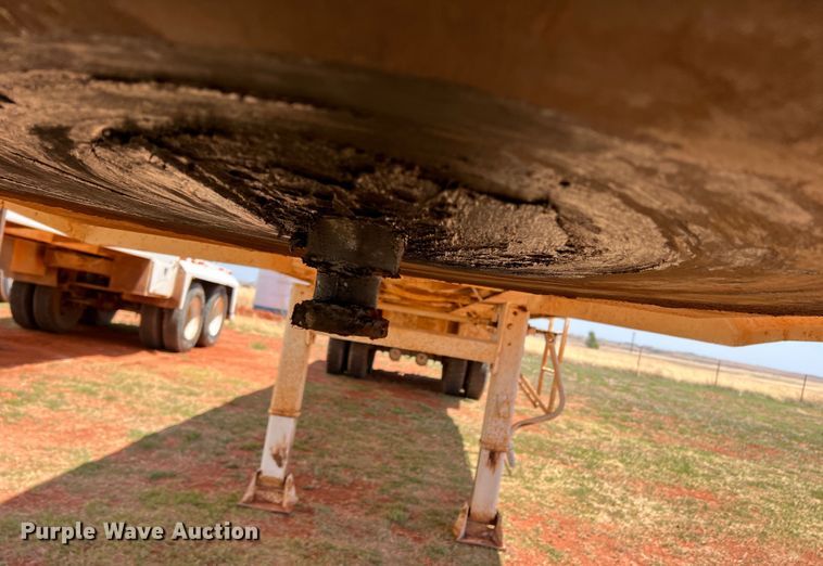 image for item DR1331 2004 SFI  tank trailer