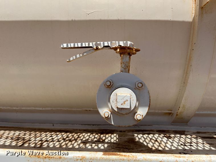 image for item DR1331 2004 SFI  tank trailer