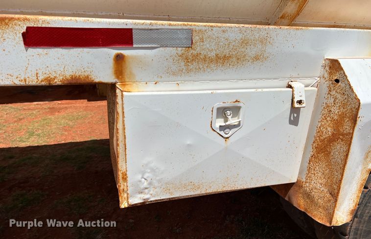 image for item DR1331 2004 SFI  tank trailer