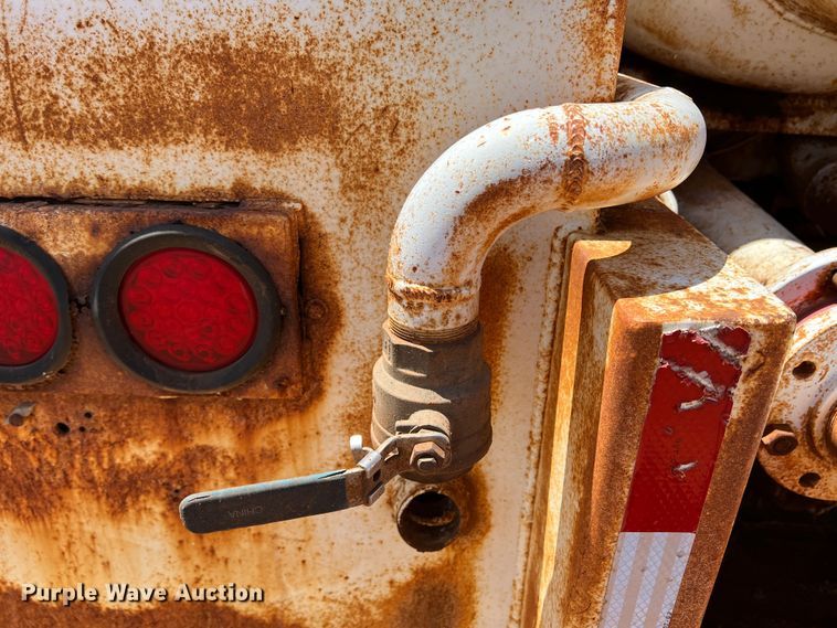 image for item DR1331 2004 SFI  tank trailer