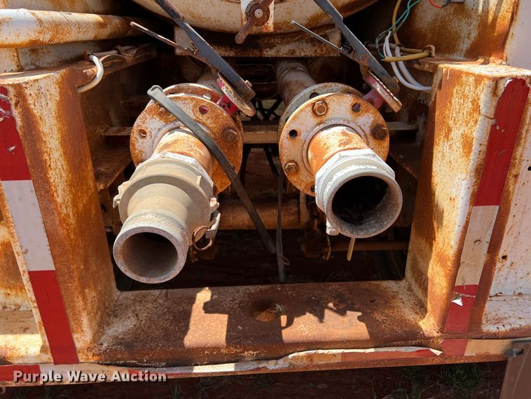 image for item DR1331 2004 SFI  tank trailer