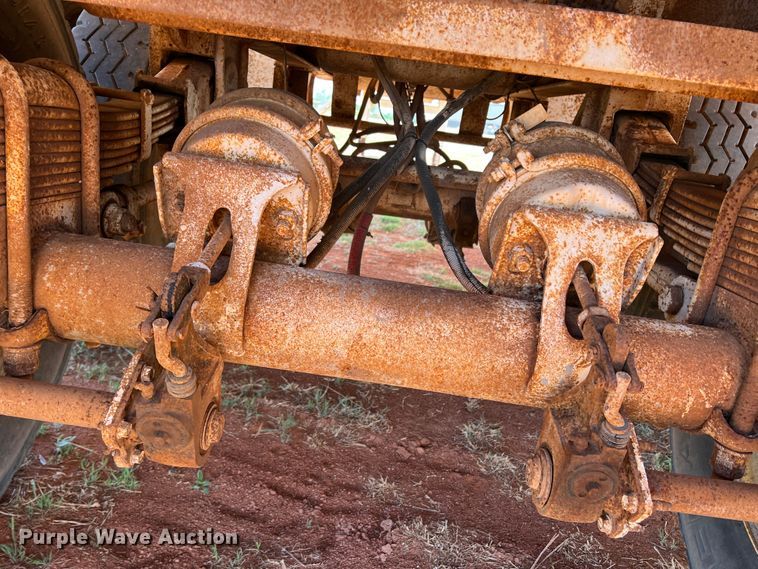 image for item DR1331 2004 SFI  tank trailer