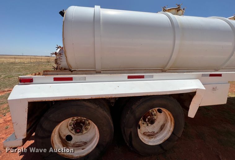 image for item DR1331 2004 SFI  tank trailer