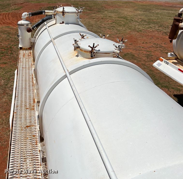 image for item DR1331 2004 SFI  tank trailer