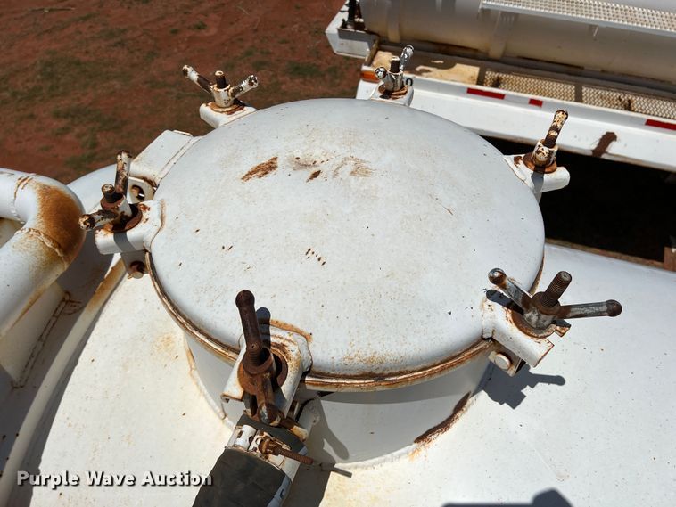 image for item DR1331 2004 SFI  tank trailer