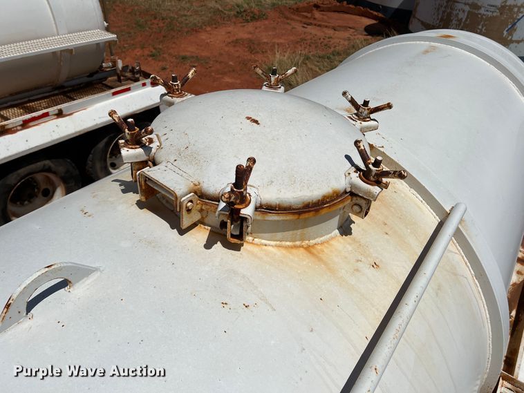 image for item DR1331 2004 SFI  tank trailer