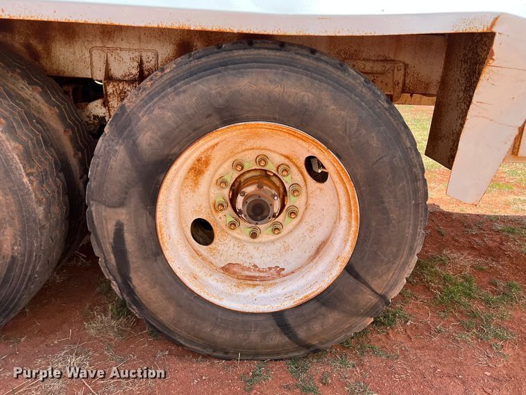 image for item DR1331 2004 SFI  tank trailer