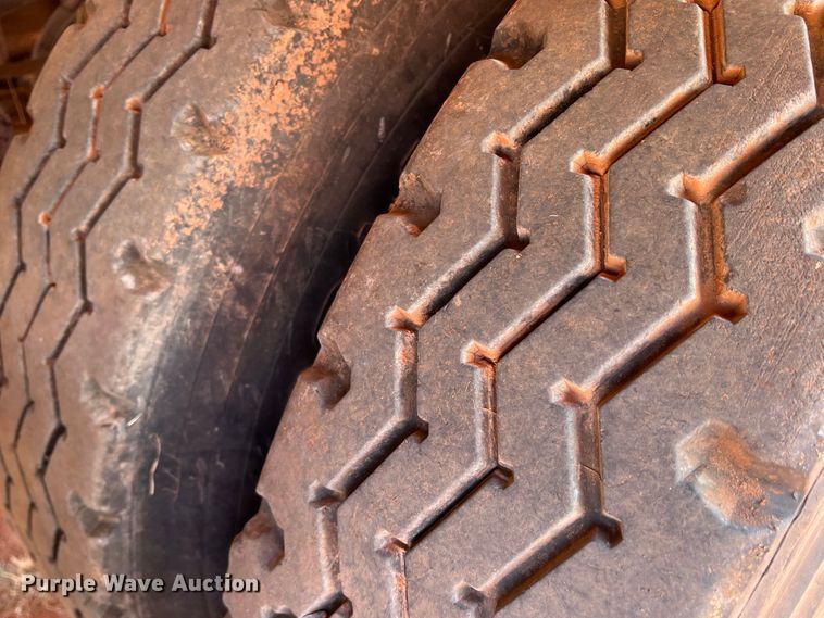 image for item DR1331 2004 SFI  tank trailer