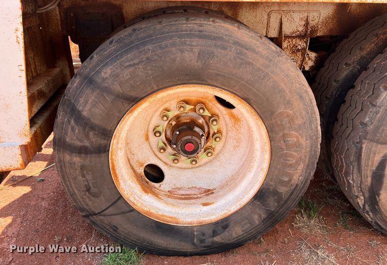 image for item DR1331 2004 SFI  tank trailer