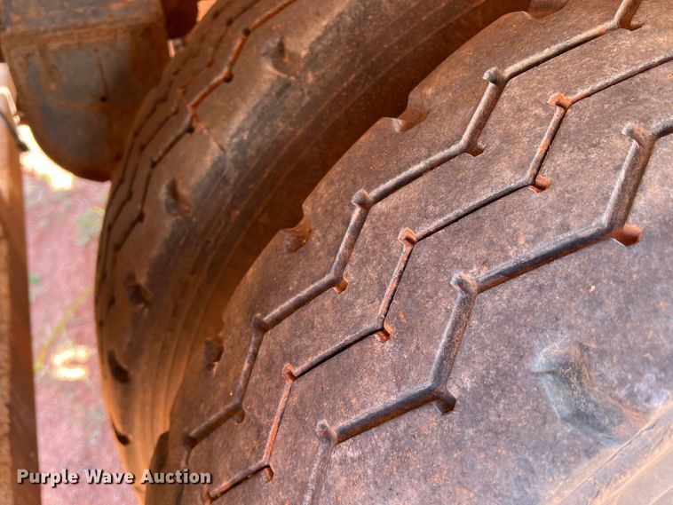 image for item DR1331 2004 SFI  tank trailer