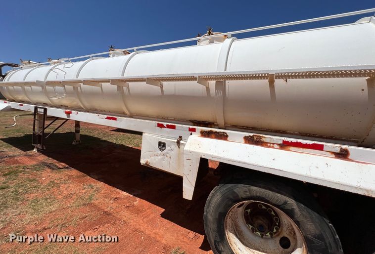 image for item DR1332 2002 Superior  tank trailer