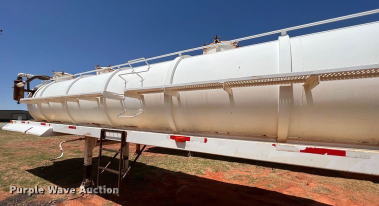 image for item DR1332 2002 Superior  tank trailer