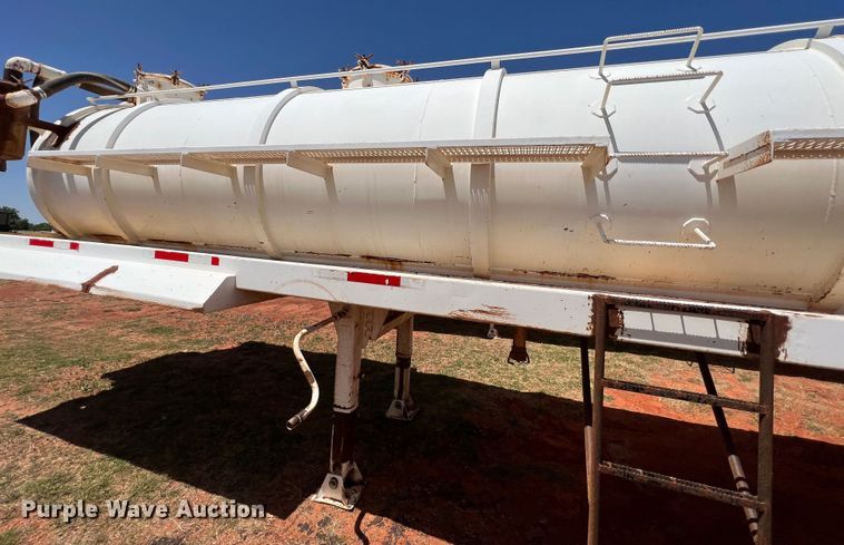 image for item DR1332 2002 Superior  tank trailer