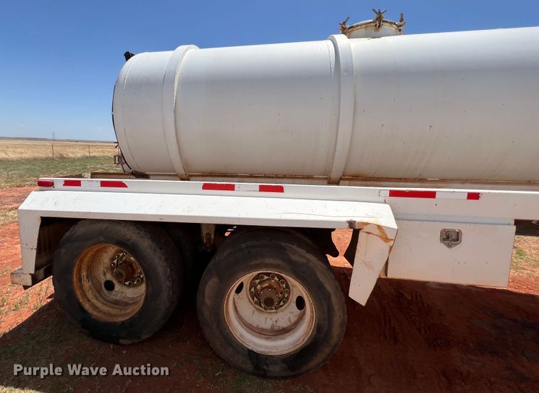 image for item DR1332 2002 Superior  tank trailer