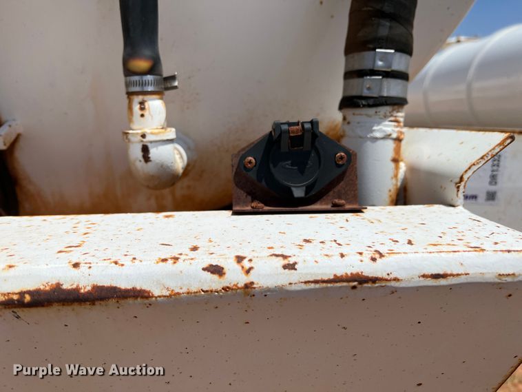 image for item DR1332 2002 Superior  tank trailer