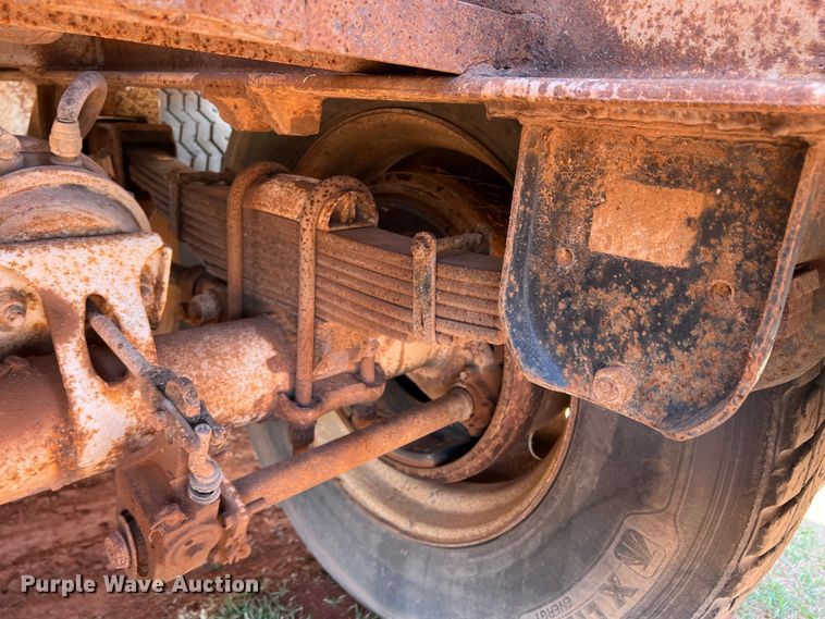 image for item DR1332 2002 Superior  tank trailer