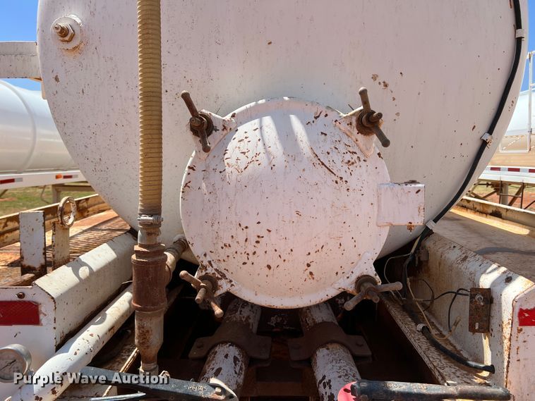 image for item DR1332 2002 Superior  tank trailer