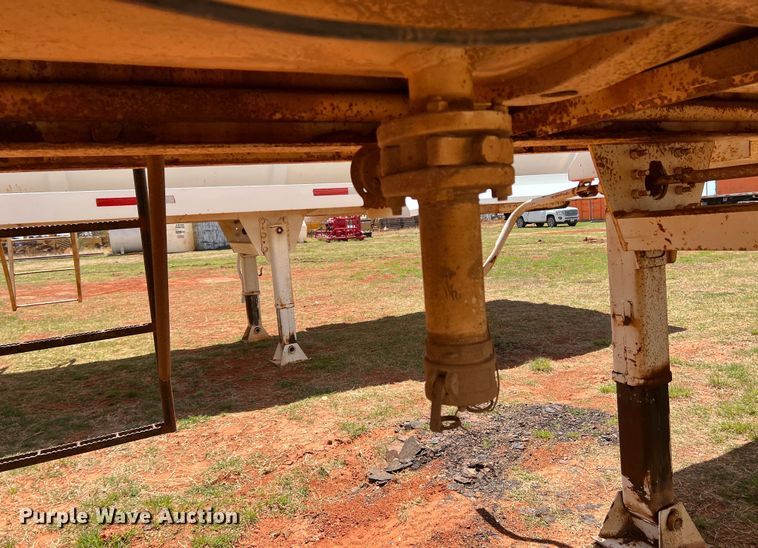 image for item DR1332 2002 Superior  tank trailer