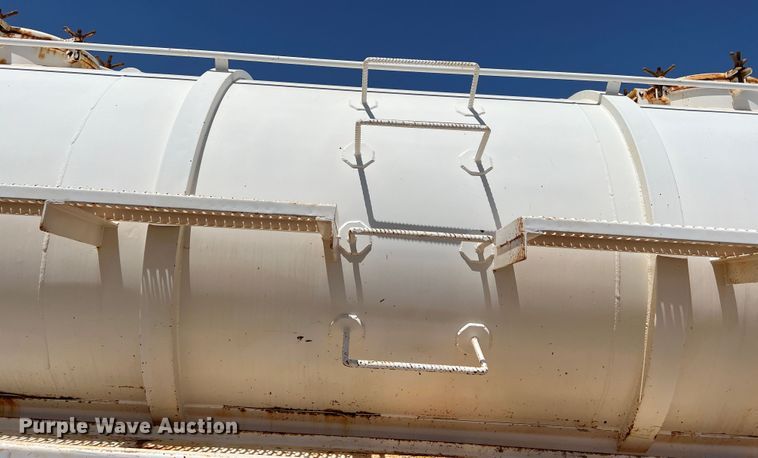 image for item DR1332 2002 Superior  tank trailer