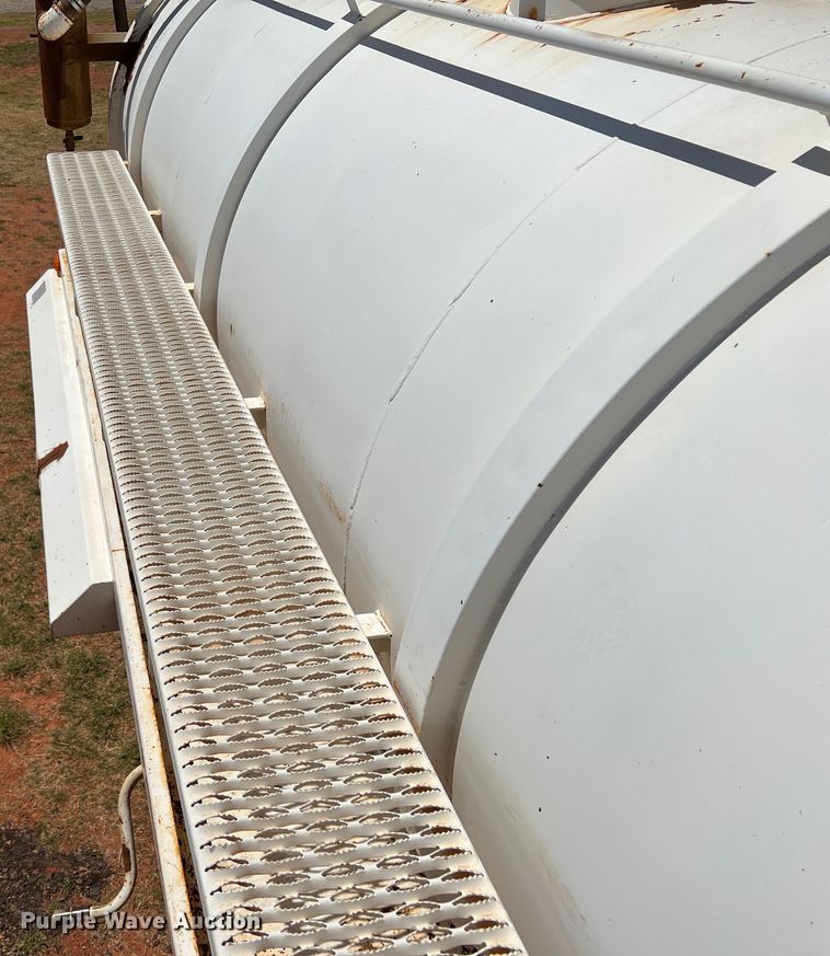 image for item DR1332 2002 Superior  tank trailer