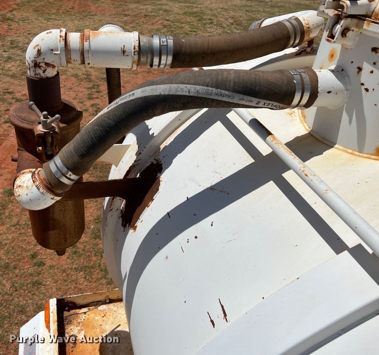 image for item DR1332 2002 Superior  tank trailer