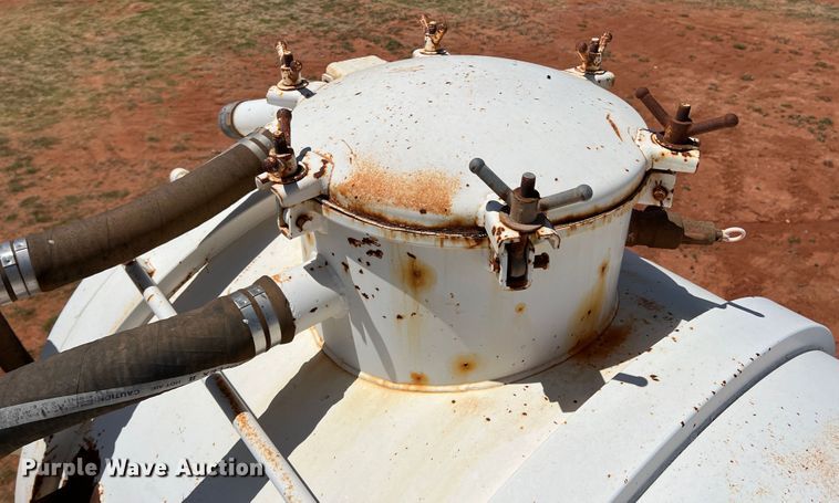 image for item DR1332 2002 Superior  tank trailer