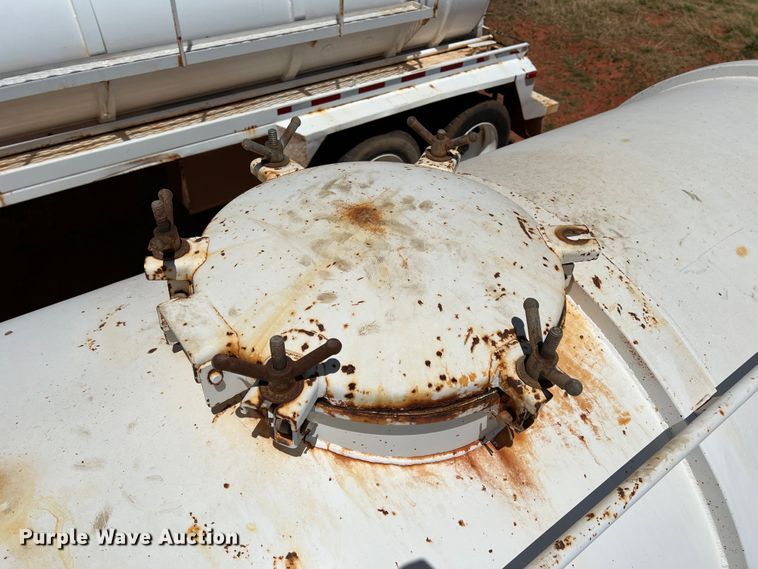 image for item DR1332 2002 Superior  tank trailer