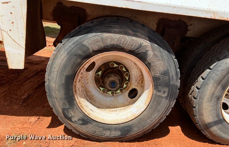 image for item DR1332 2002 Superior  tank trailer