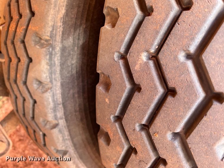 image for item DR1332 2002 Superior  tank trailer