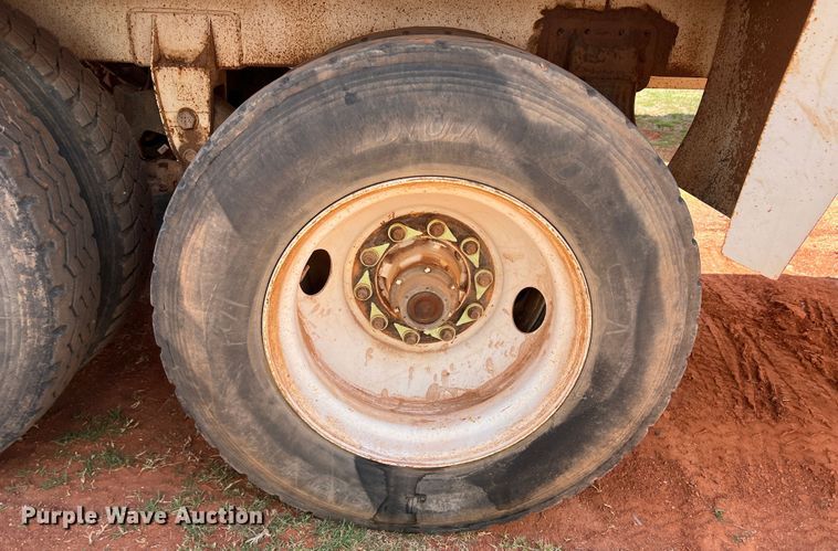 image for item DR1332 2002 Superior  tank trailer