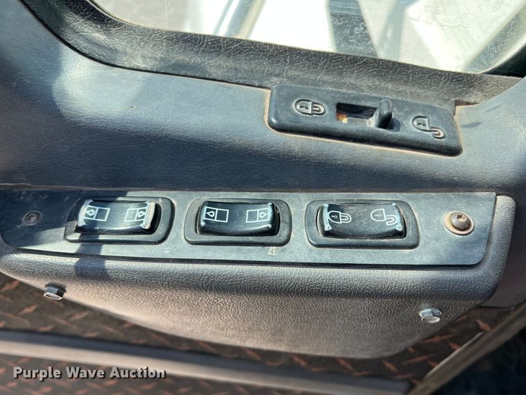 image for item IG9418 2009 Mack 600  dump truck