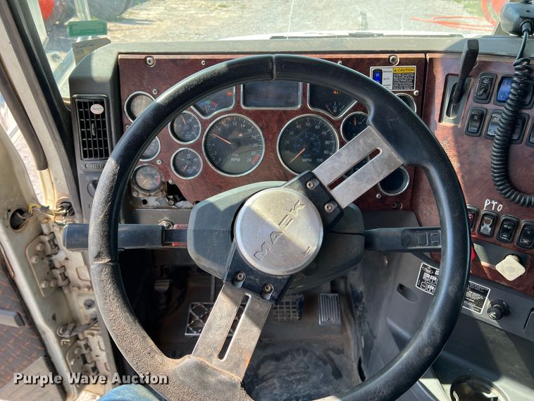 image for item IG9418 2009 Mack 600  dump truck