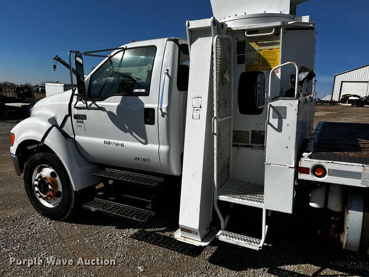 image for item JH9385 2005 Ford F750 Super Duty  crane truck