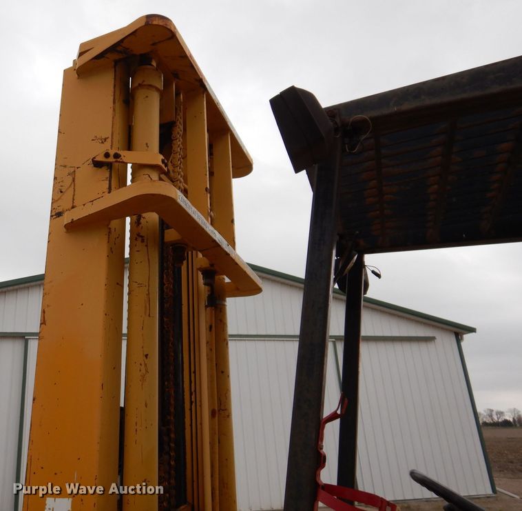 image for item JH9878 1997 John Deere 486E  forklift