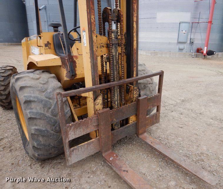 image for item JH9878 1997 John Deere 486E  forklift