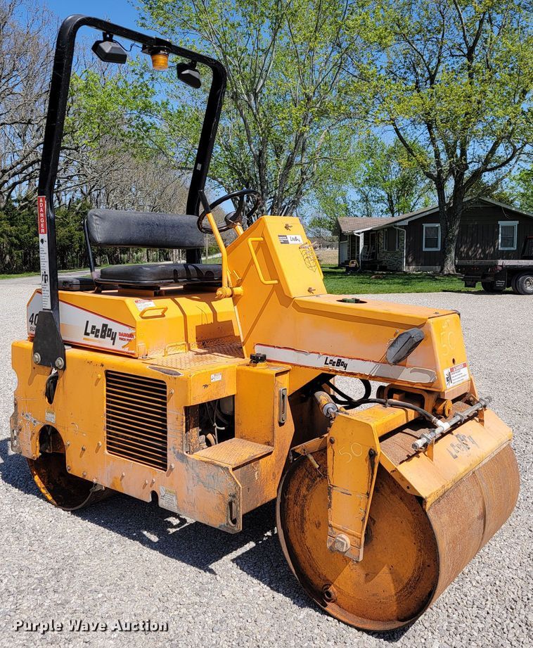 image for item JL9573 LeeBoy 400 Super  double drum vibratory roller