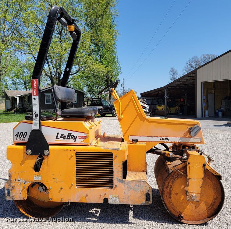 image for item JL9573 LeeBoy 400 Super  double drum vibratory roller