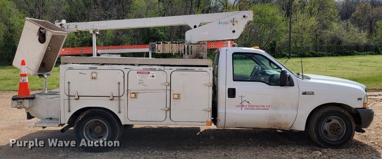 image for item JL9596 2002 Ford F350 Super Duty XL  bucket truck