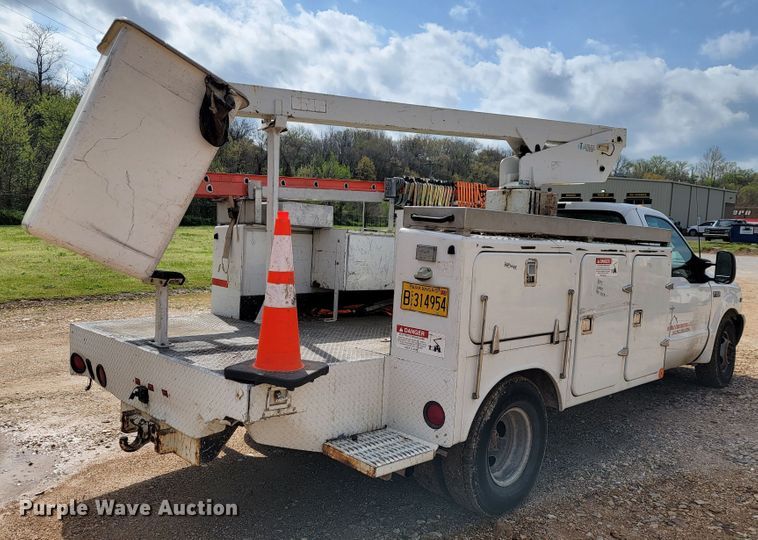 image for item JL9596 2002 Ford F350 Super Duty XL  bucket truck