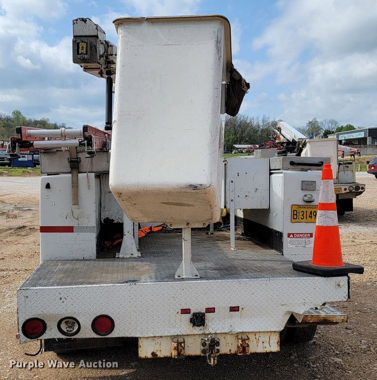 image for item JL9596 2002 Ford F350 Super Duty XL  bucket truck