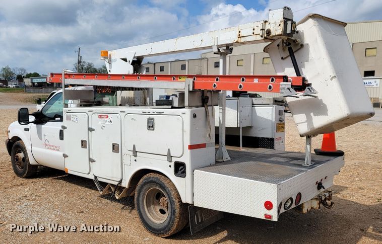 image for item JL9596 2002 Ford F350 Super Duty XL  bucket truck