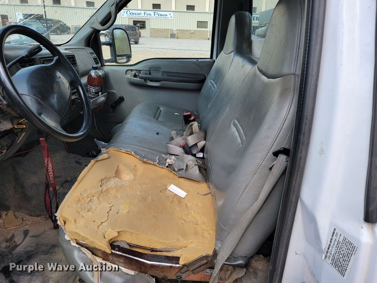 image for item JL9596 2002 Ford F350 Super Duty XL  bucket truck